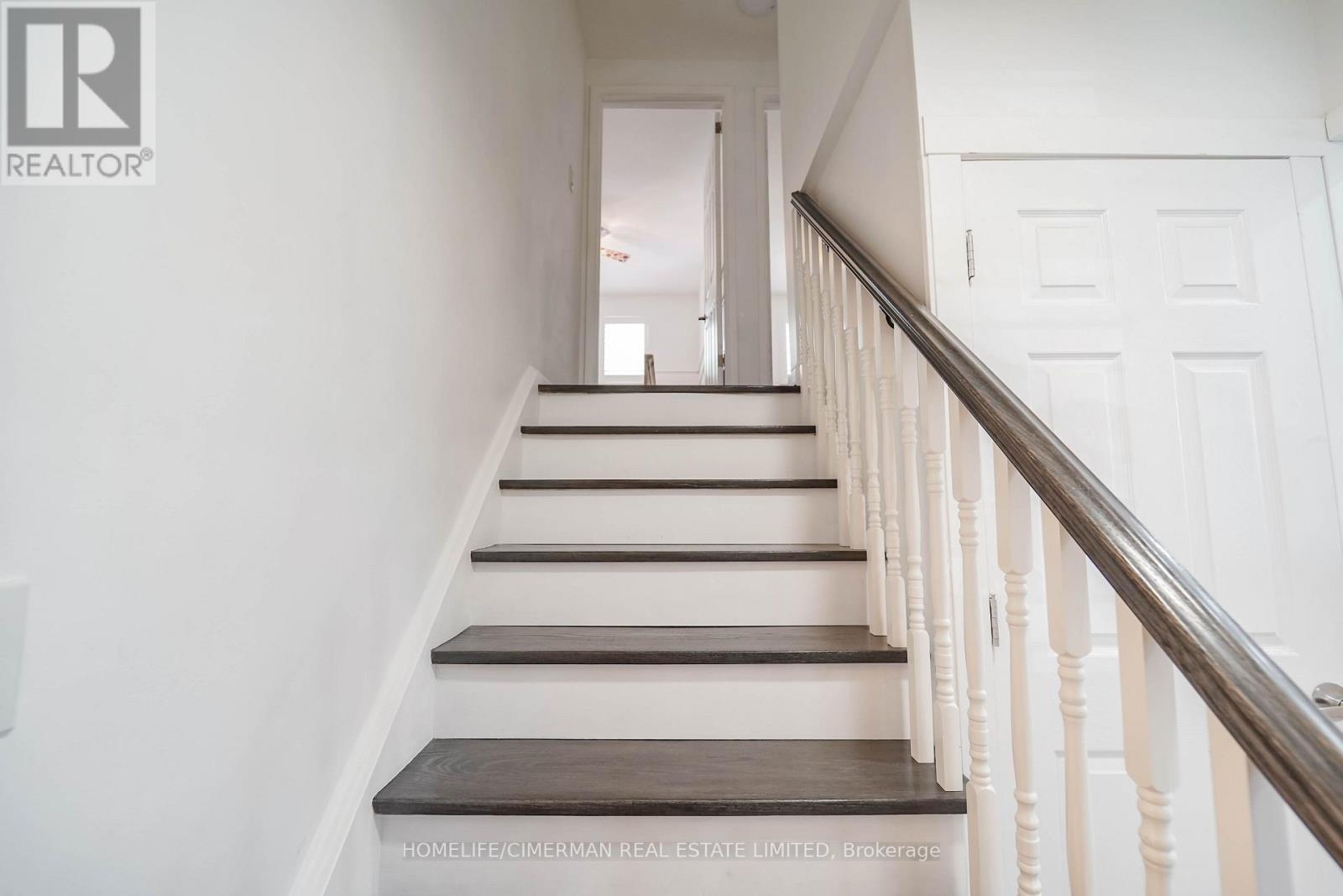 20 LAWRENCE CRESCENT - 14