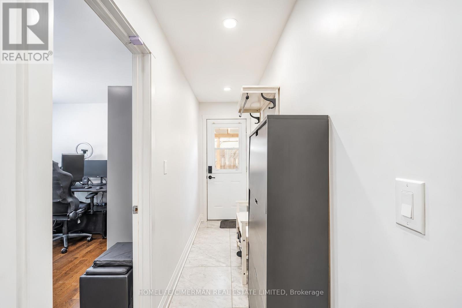20 LAWRENCE CRESCENT - 18