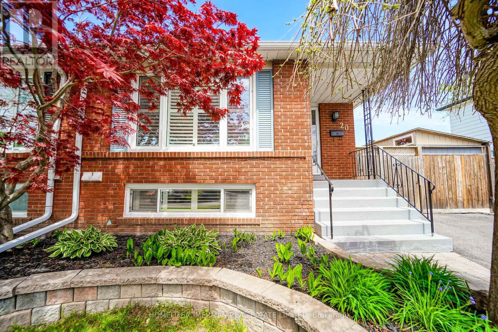 20 LAWRENCE CRESCENT - 2