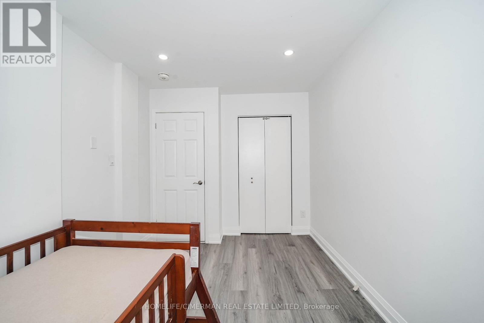 20 LAWRENCE CRESCENT - 20