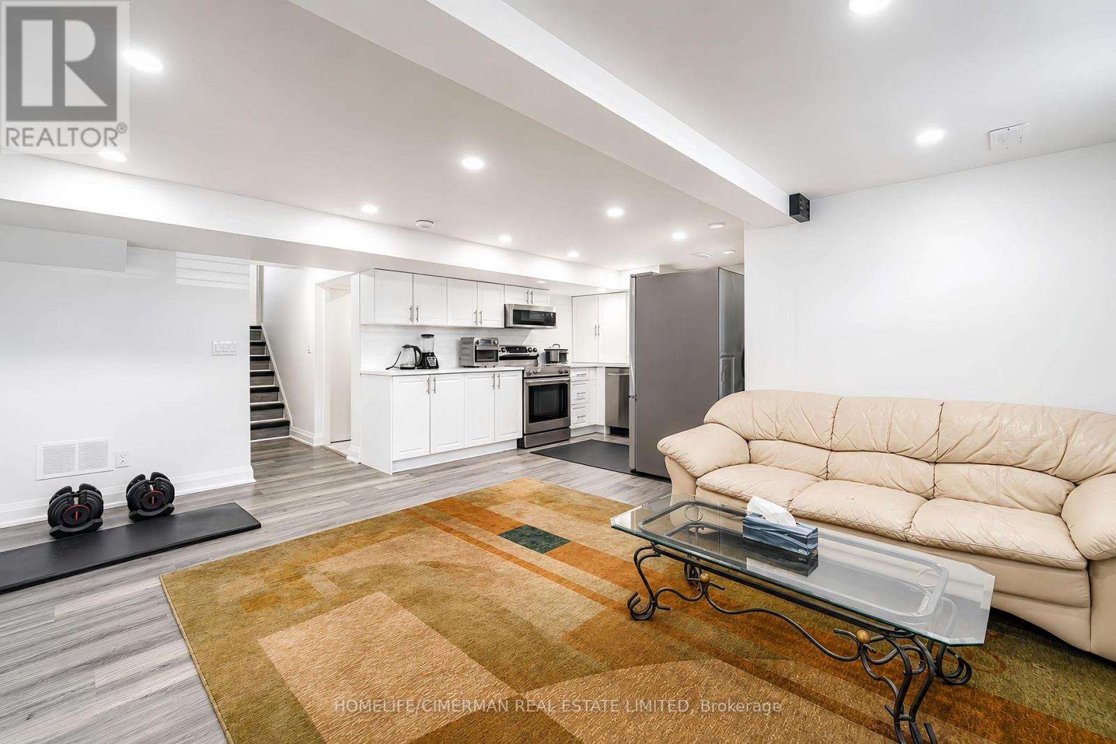 20 LAWRENCE CRESCENT - 25