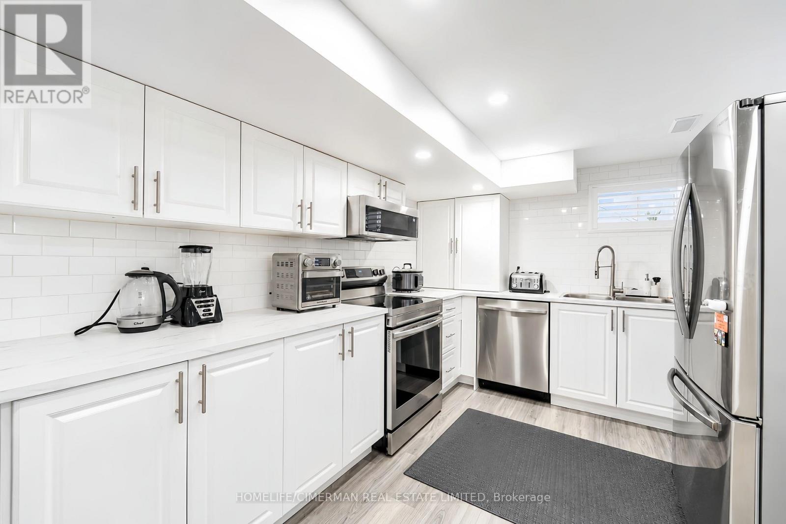 20 LAWRENCE CRESCENT - 26