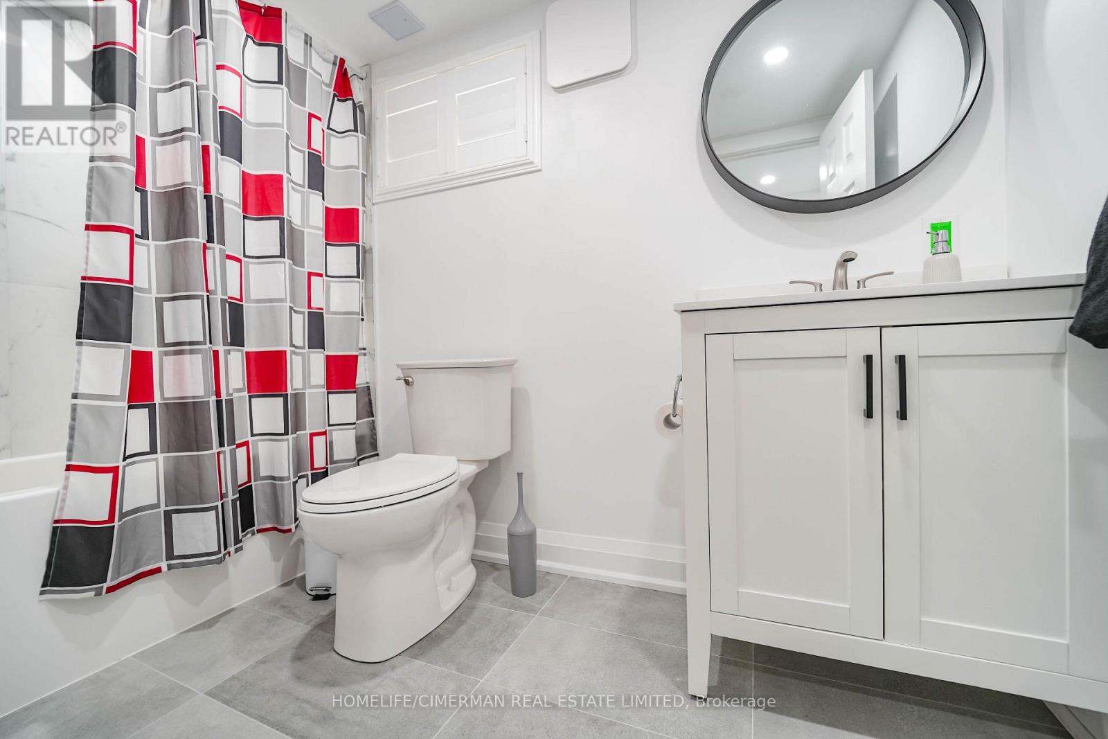 20 LAWRENCE CRESCENT - 27