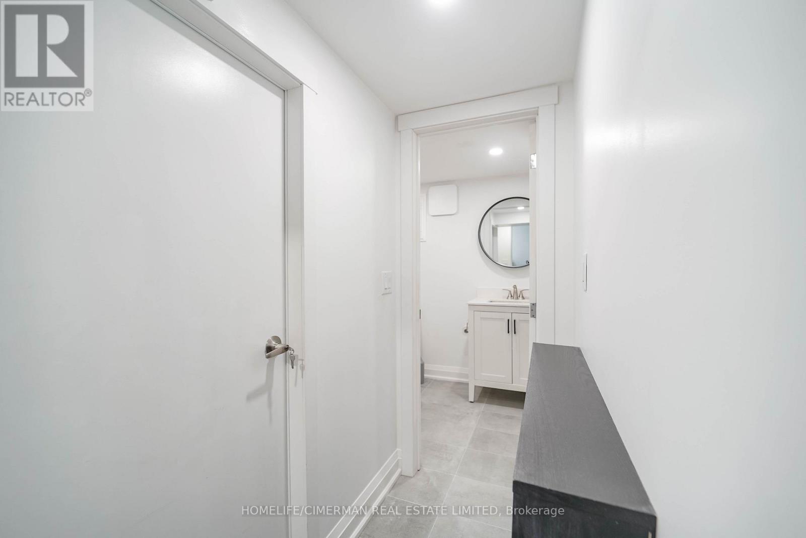 20 LAWRENCE CRESCENT - Image 28