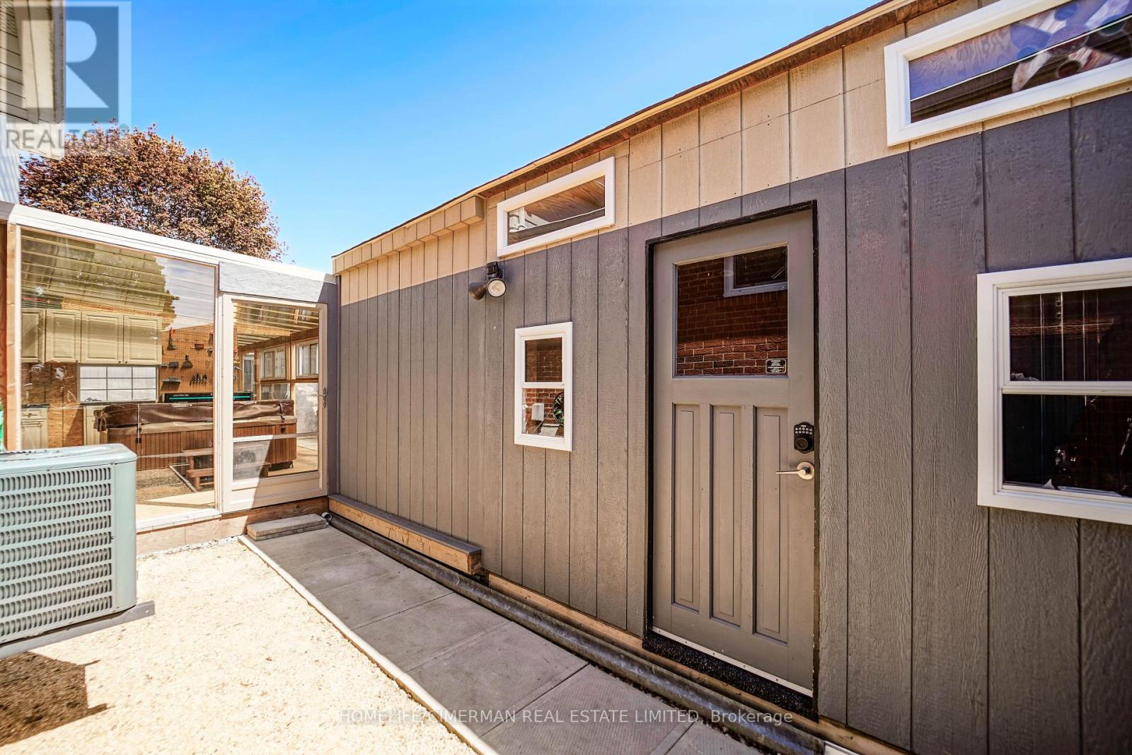 20 LAWRENCE CRESCENT - Image 29