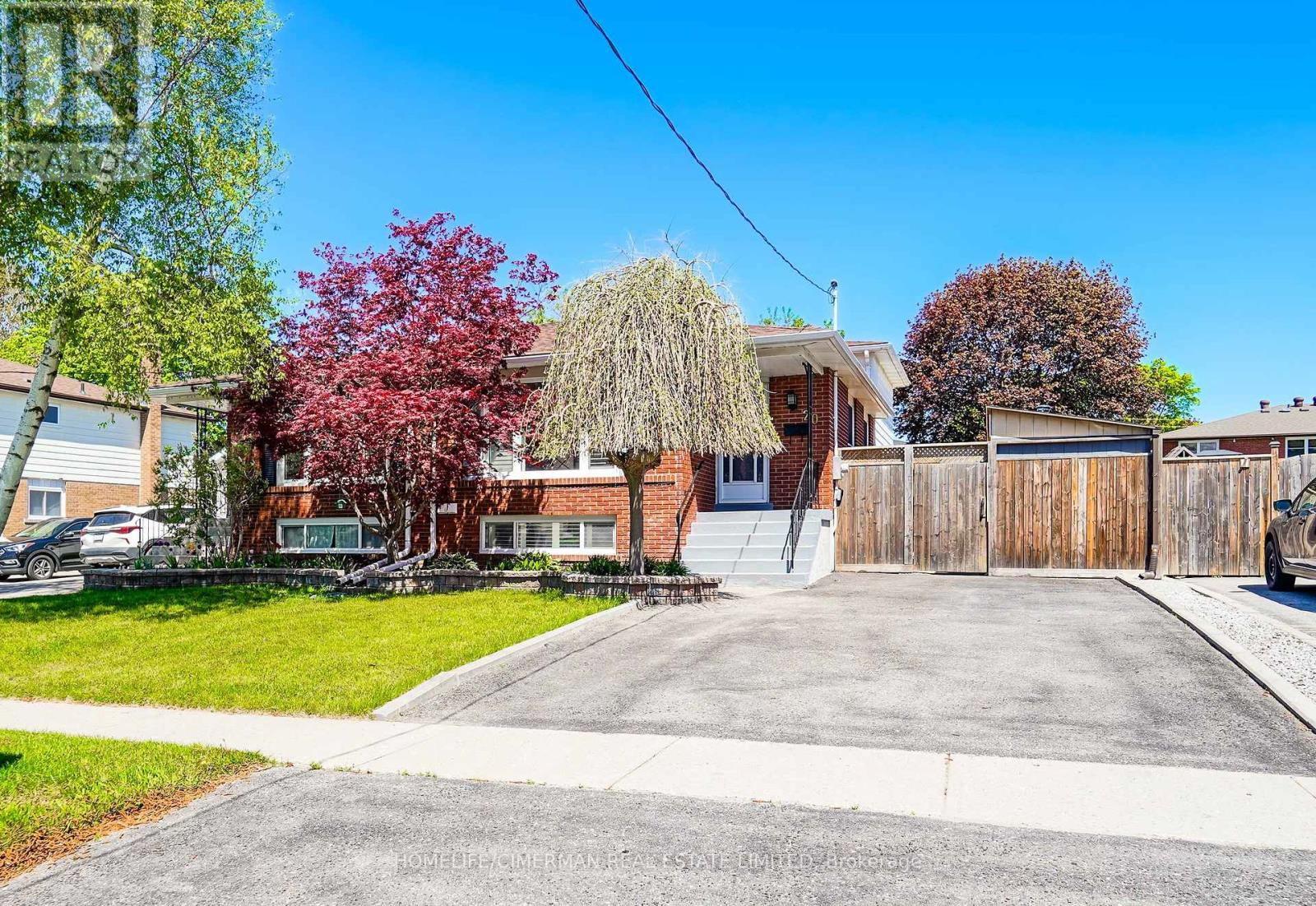 20 LAWRENCE CRESCENT - 3