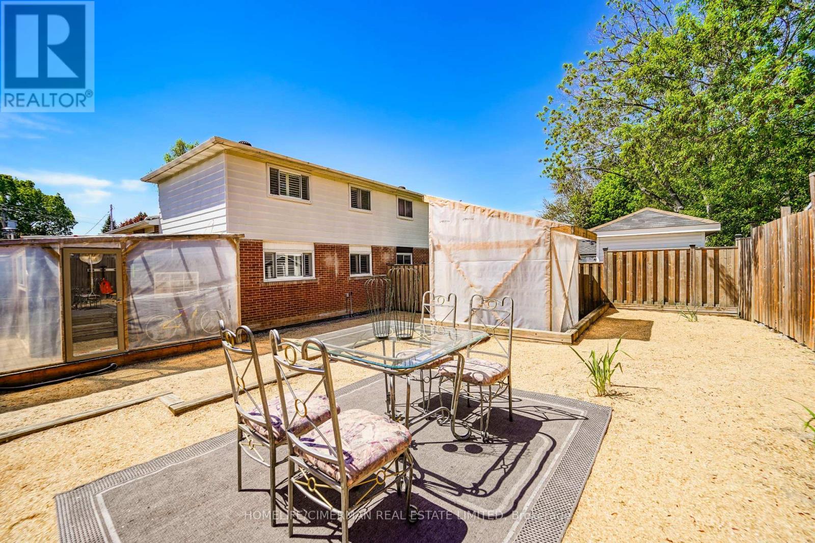 20 LAWRENCE CRESCENT - 31