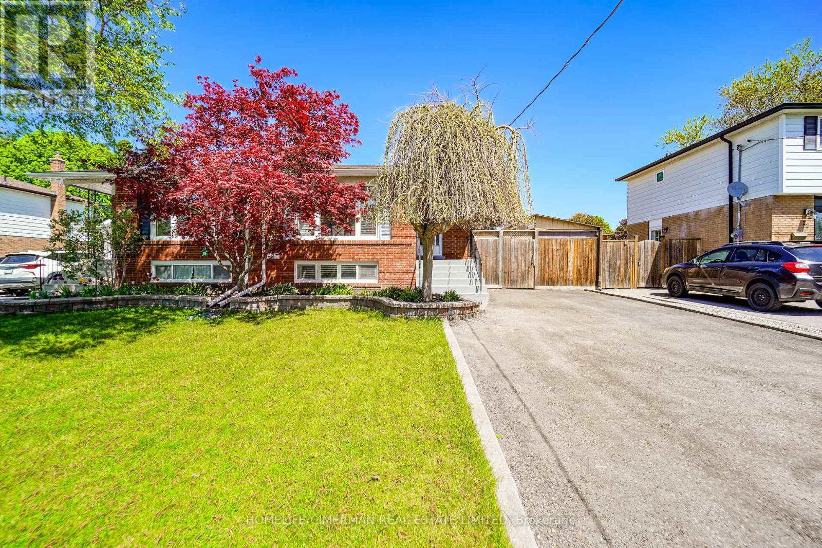 20 LAWRENCE CRESCENT - 4