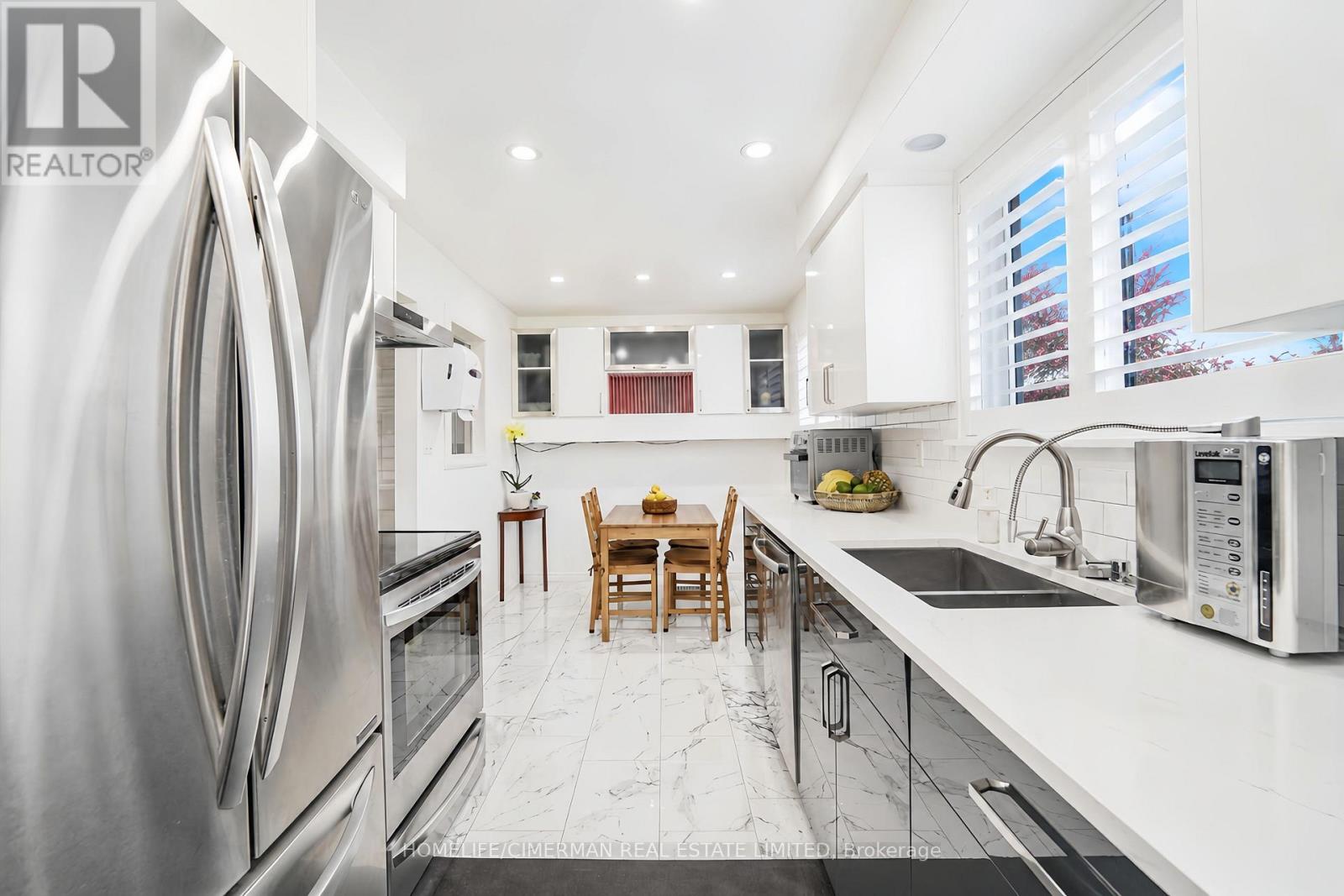 20 LAWRENCE CRESCENT - 9