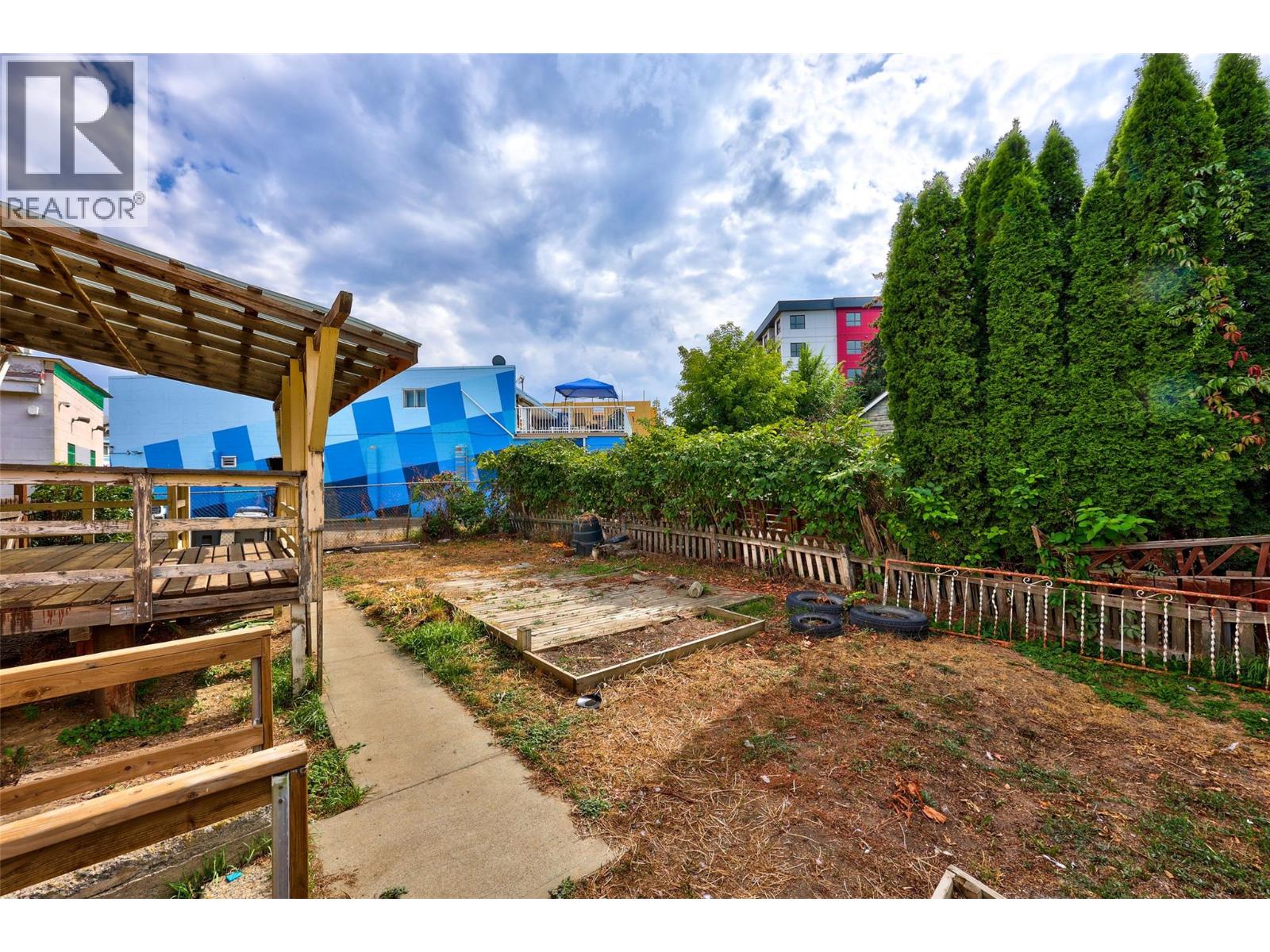 403 Mackenzie Avenue - 25
