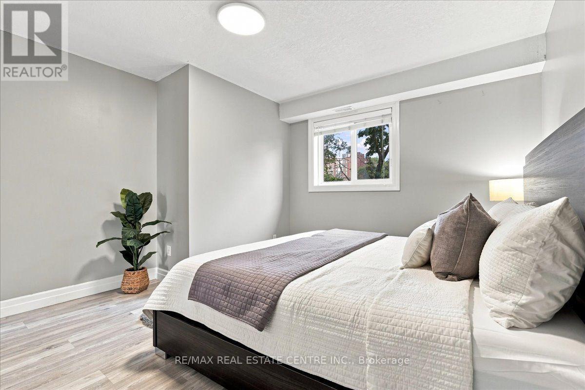 #403 1522 KING STREET E - 13