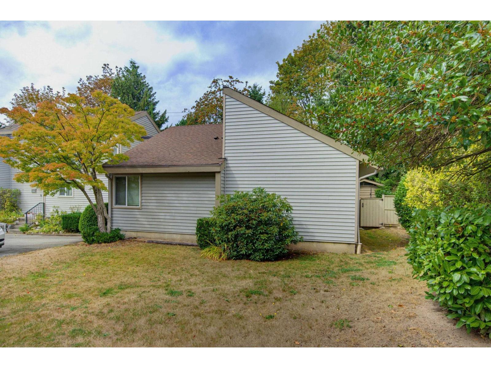 19207 FAIRWAY Drive, Surrey, British Columbia, V3S5M8, Surrey, British Columbia — photo 4 of 5