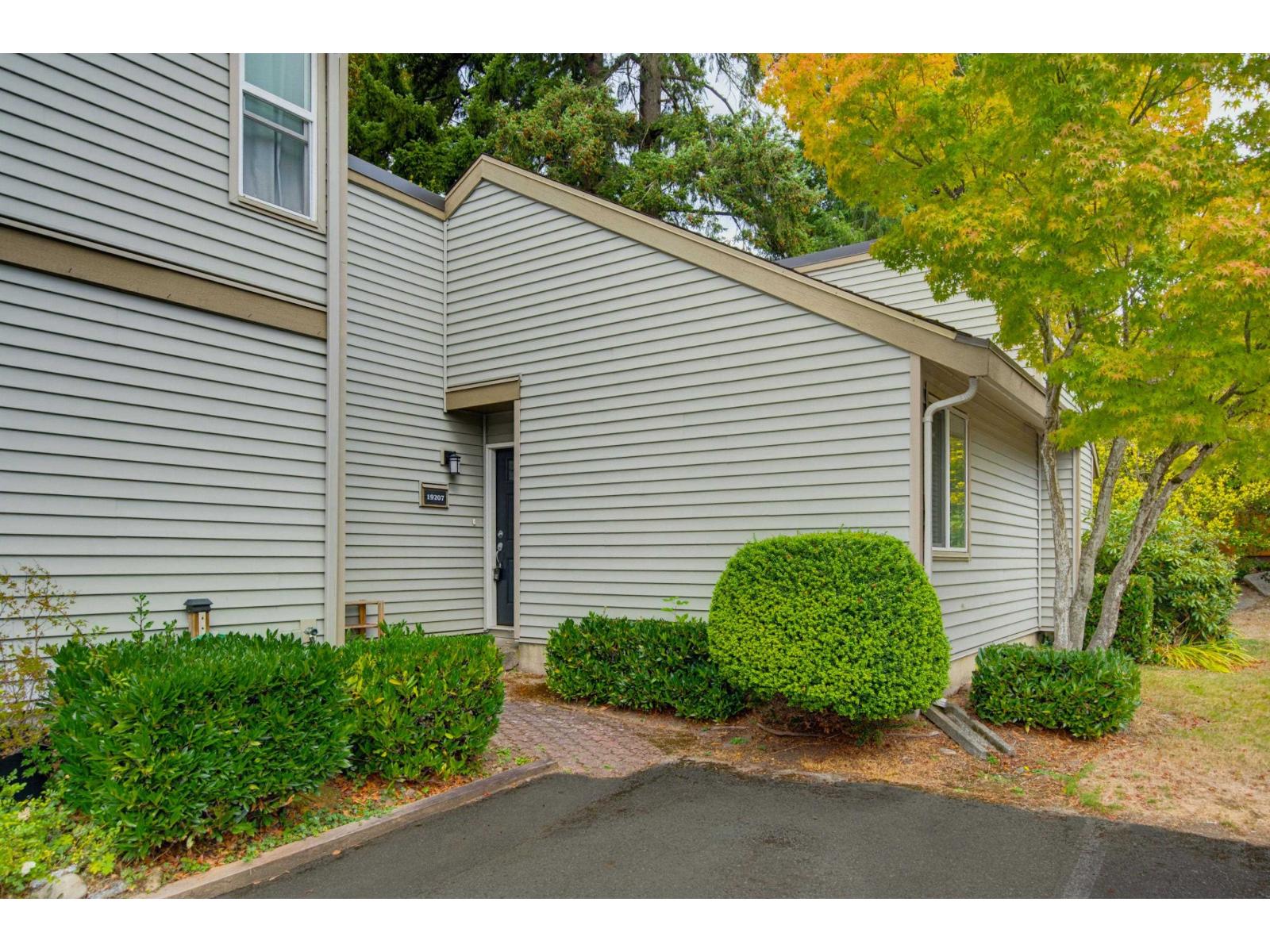 19207 FAIRWAY Drive, Surrey, British Columbia, V3S5M8, Surrey, British Columbia — photo 3 of 5