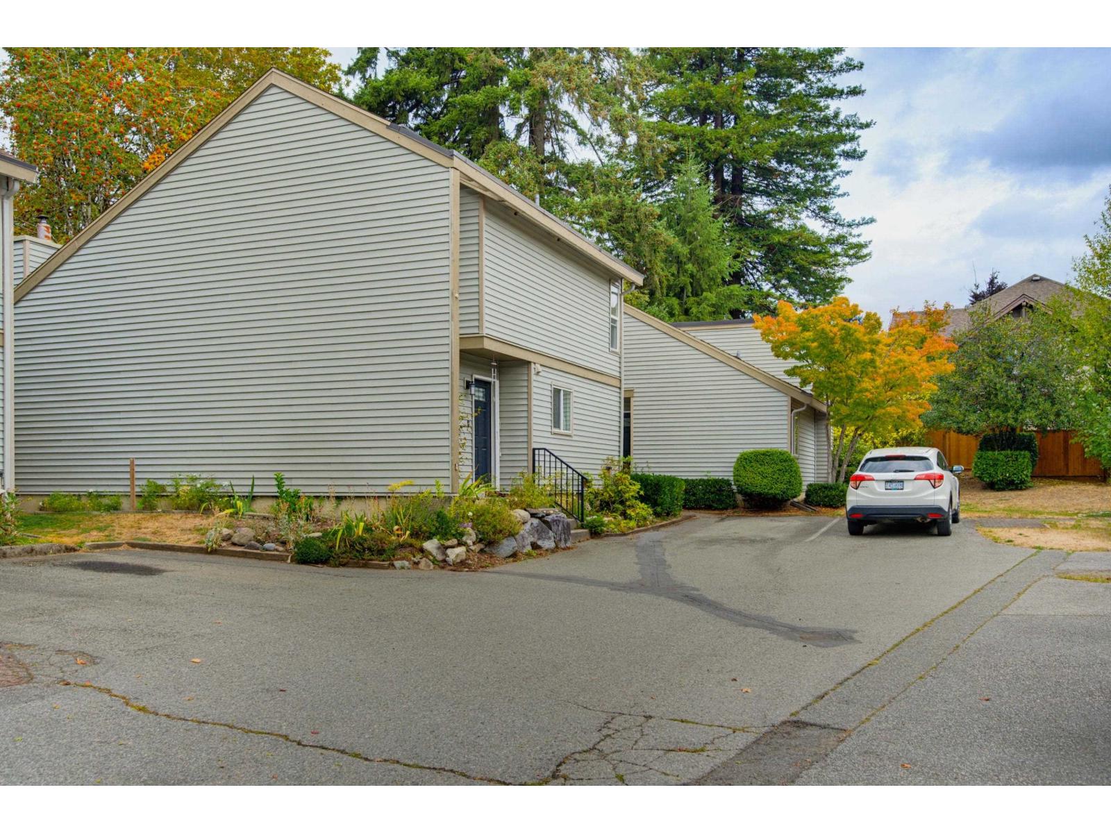19207 FAIRWAY Drive, Surrey, British Columbia, V3S5M8, Surrey, British Columbia — photo 2 of 5