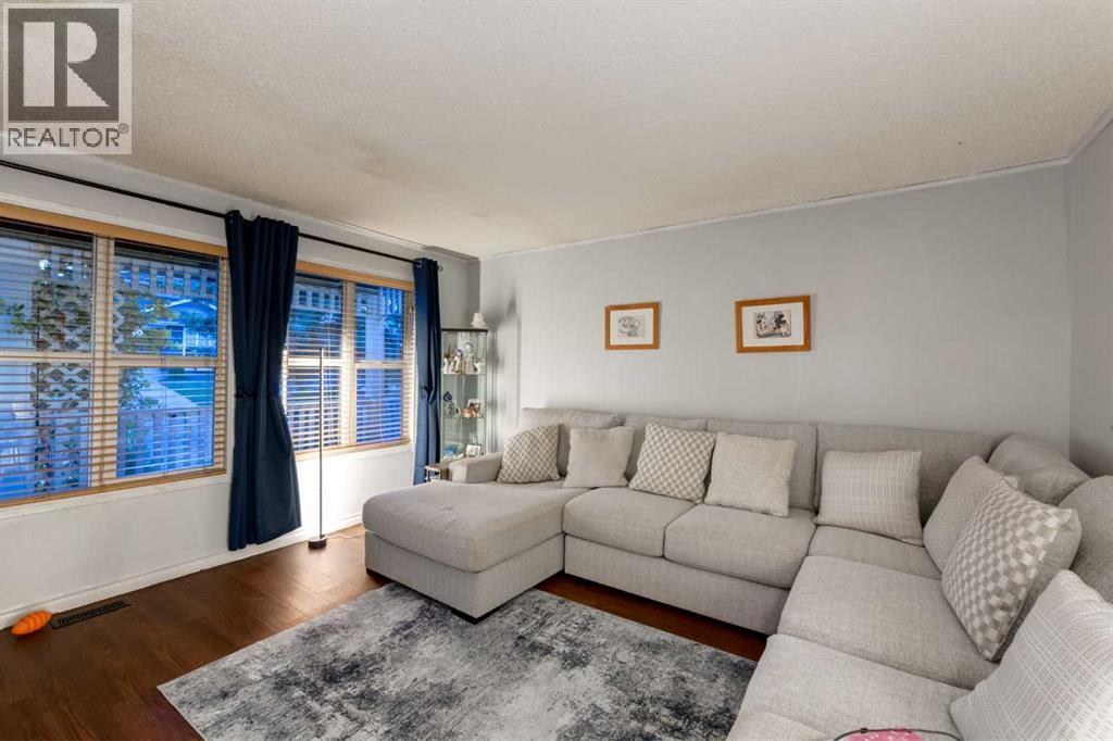 380 Shawcliffe Circle Southwest, Calgary, Alberta, T2Y1A4, Calgary, Alberta — photo 3 of 5