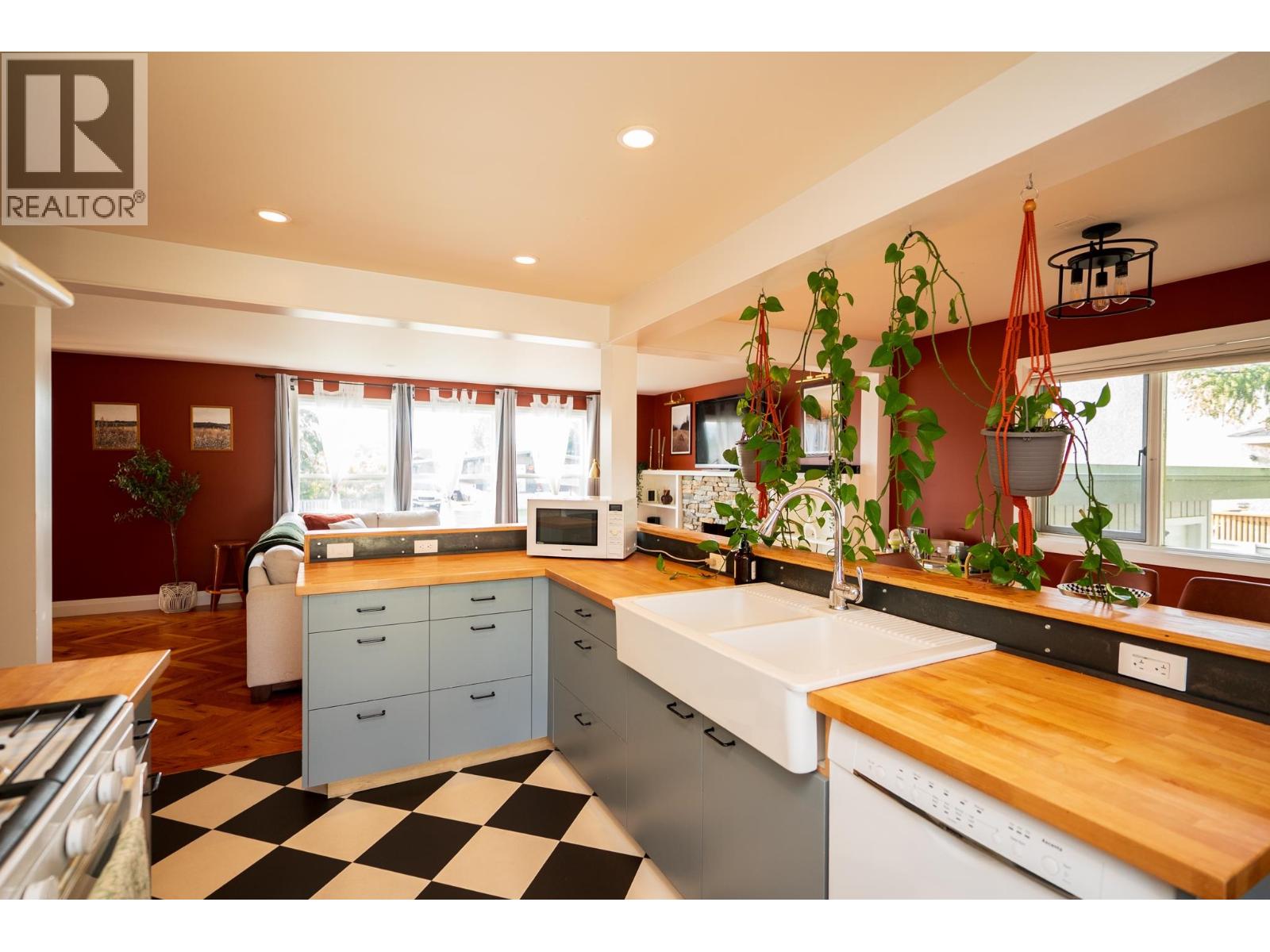 Photo 11 of 36 — 1054 HARPER STREET · Prince George, BC