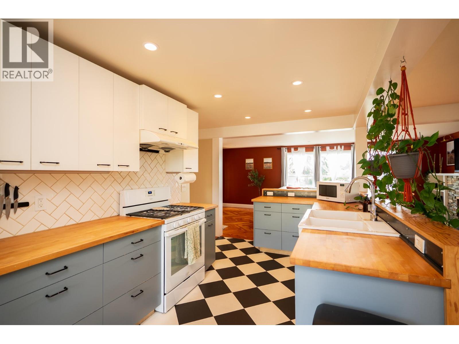 Photo 12 of 36 — 1054 HARPER STREET · Prince George, BC