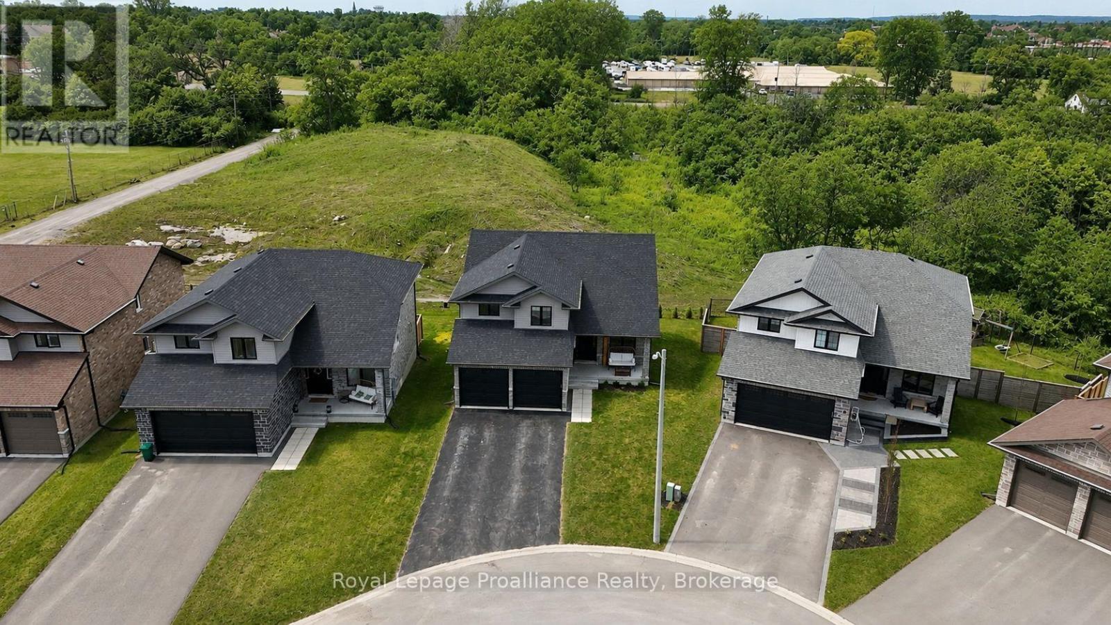 55 LANARK DRIVE - 39