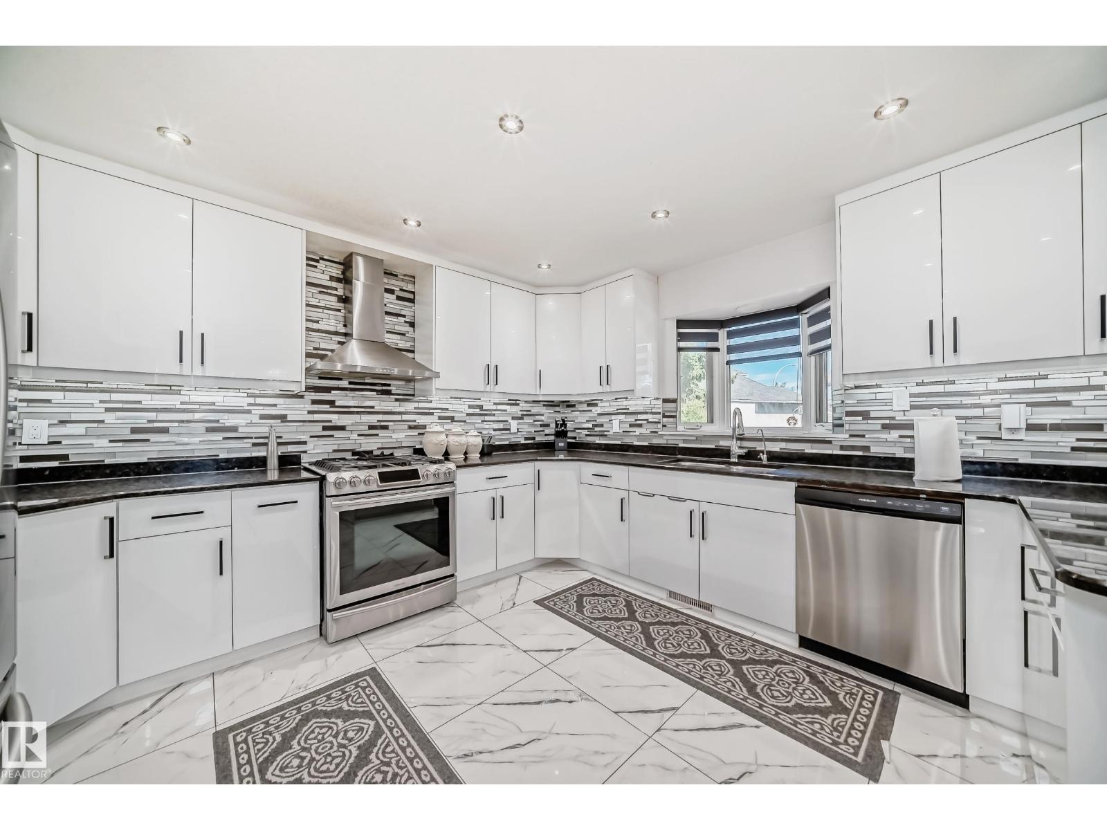 4608 43 AV NW - 13