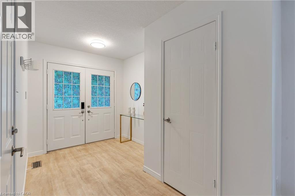 756 KARLSFELD Road, Waterloo, Ontario, N2T2X2, Waterloo, Ontario — photo 4 of 5