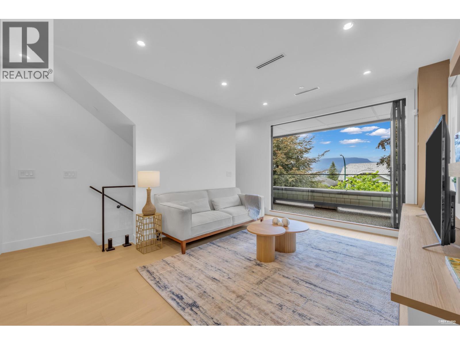 #1 3436 TRIUMPH Street, Vancouver, British Columbia, V5K1T8, Vancouver, British Columbia — photo 4 of 5