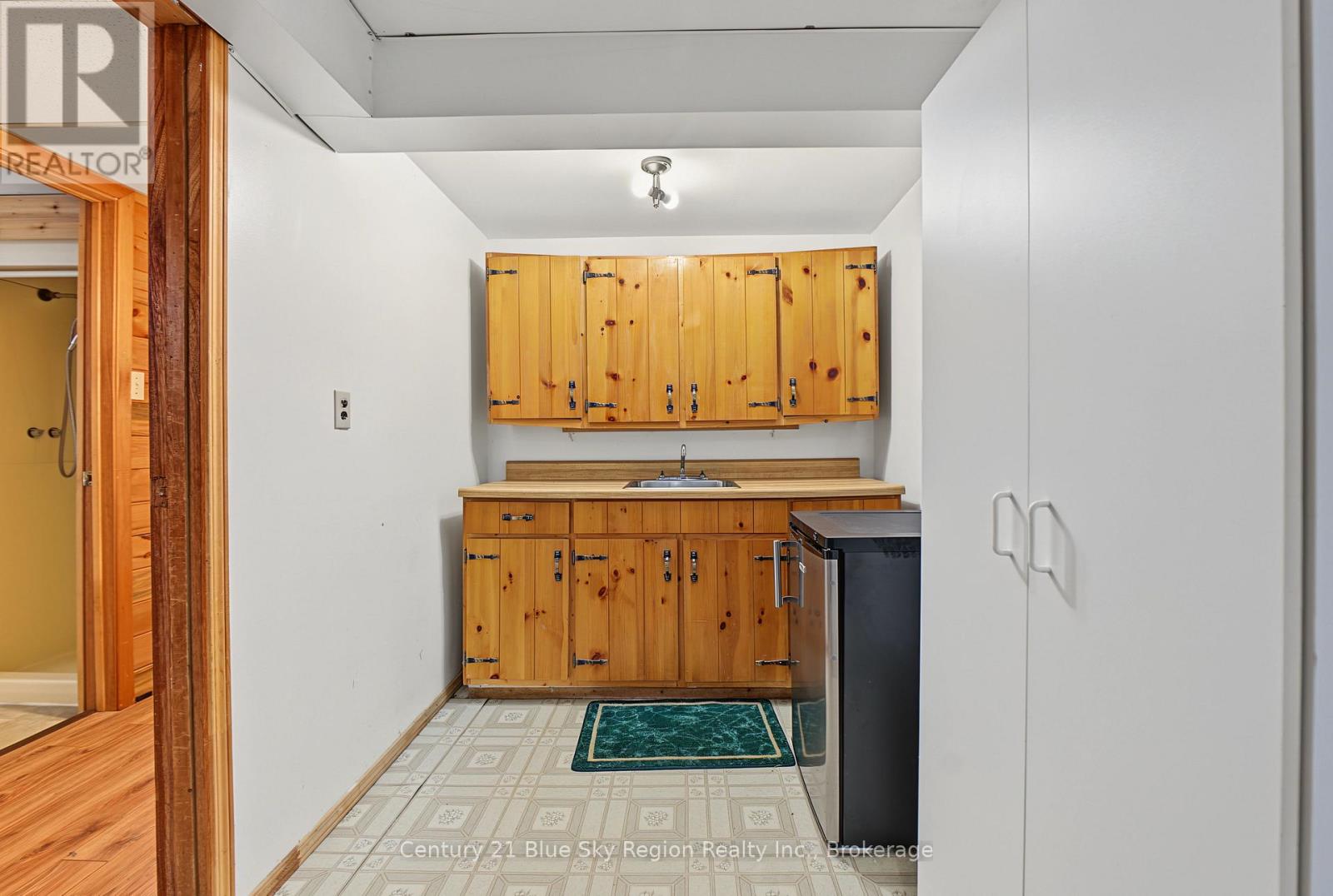 643 ROBARTS AVENUE - 34