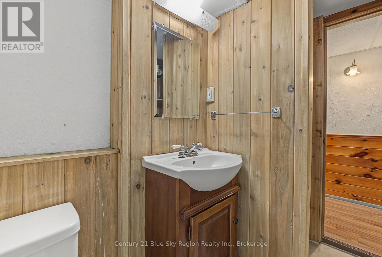 643 ROBARTS AVENUE - 36