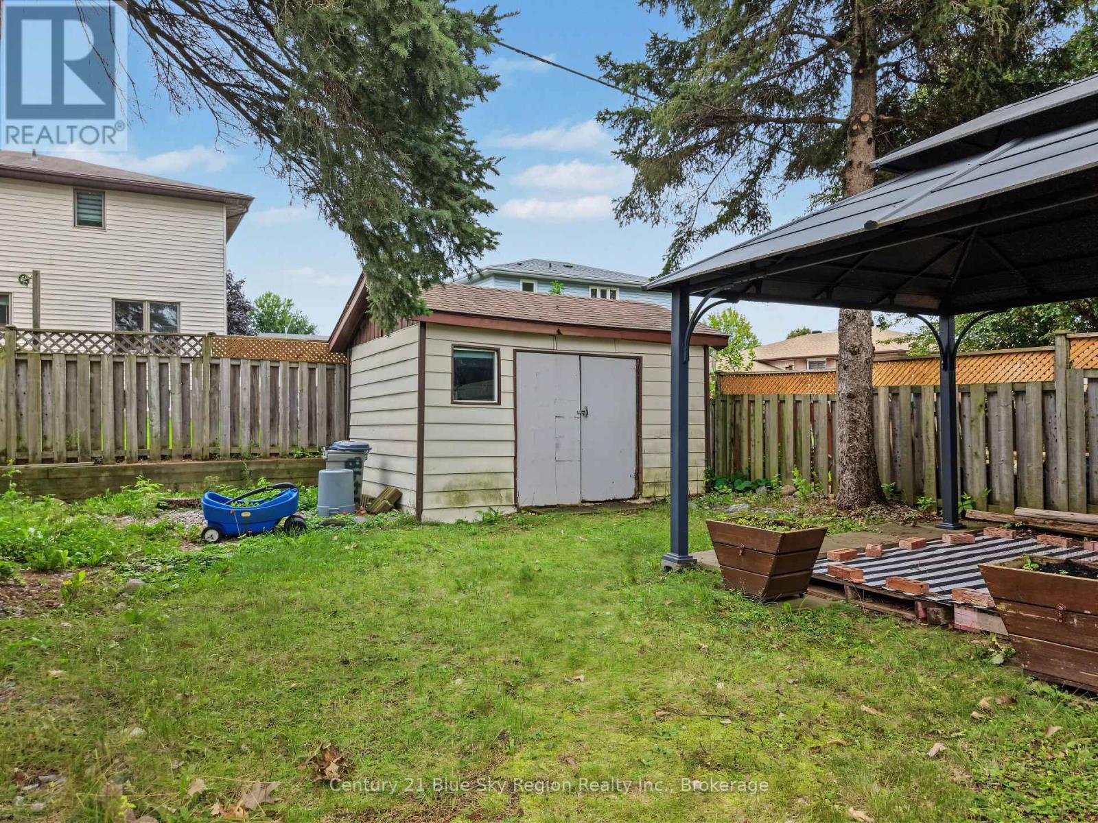 643 ROBARTS AVENUE - 38