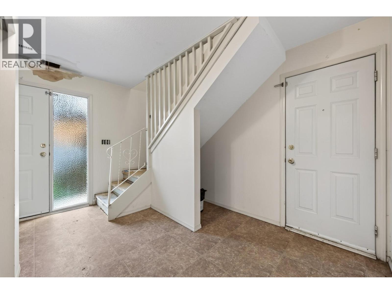 1037 Dundas Street, Kamloops, British Columbia, V2B2T1, Kamloops, British Columbia — photo 2 of 5