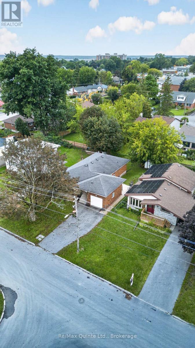 8 PLAZA SQUARE - 29