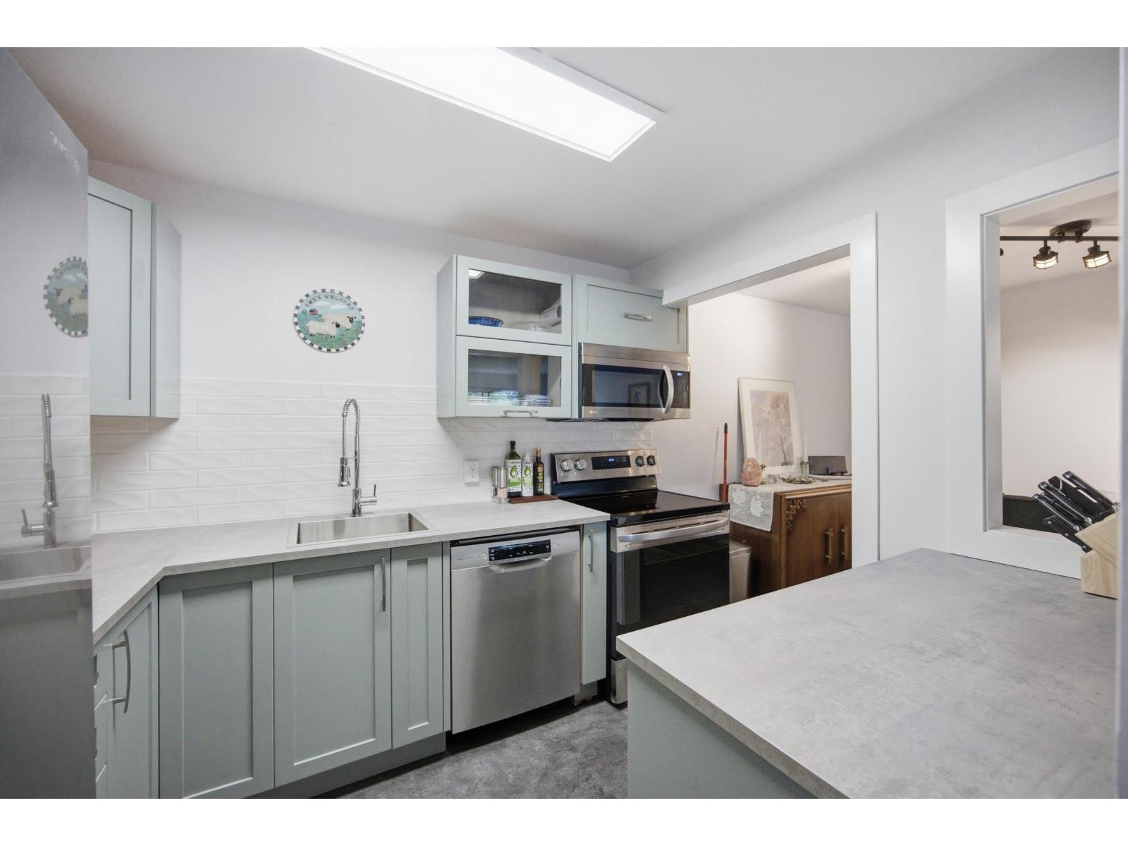 206 1555 FIR STREET, White Rock