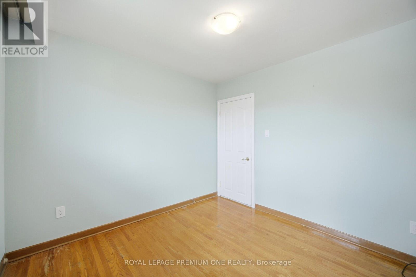 25 ISLAY COURT - 26