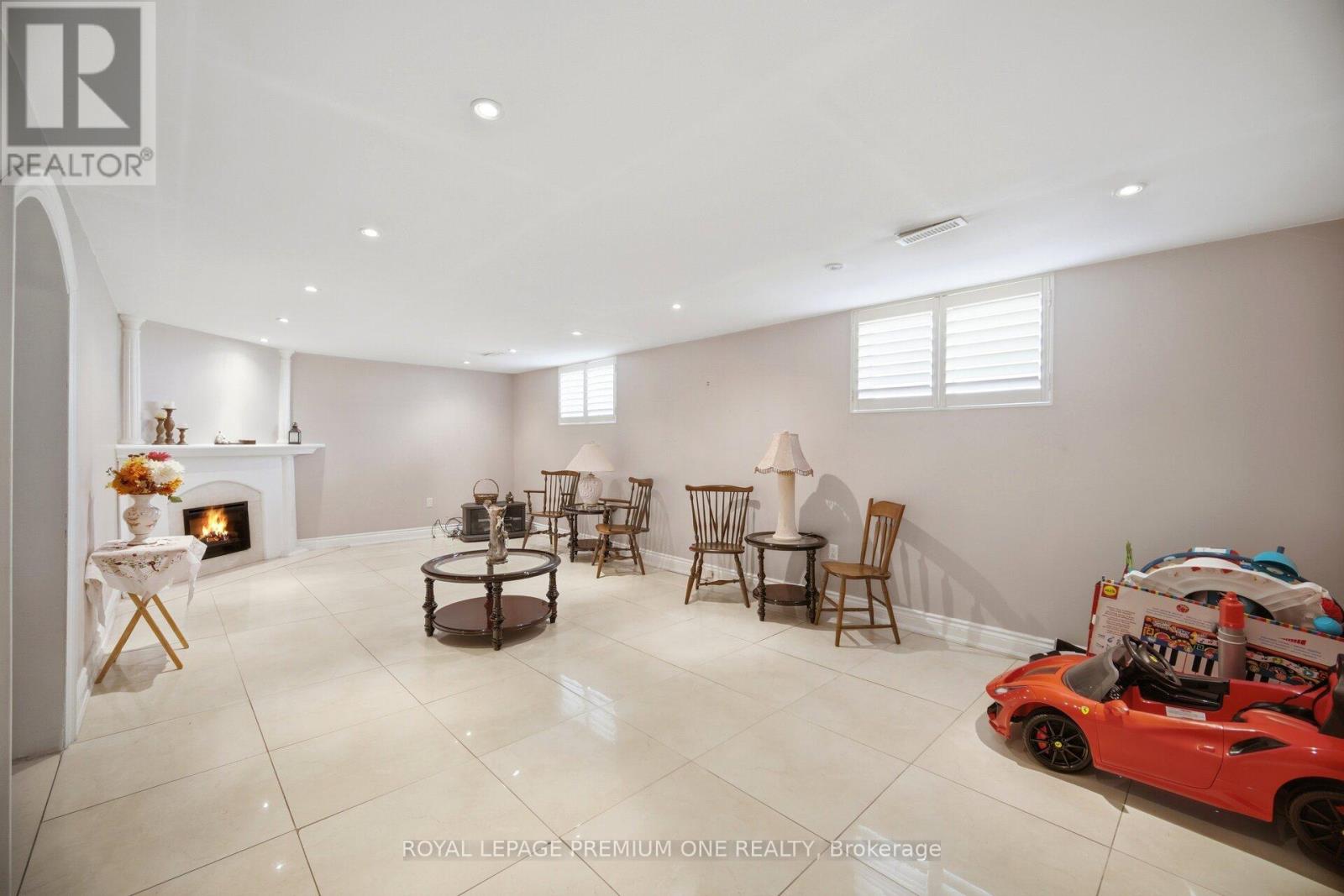 25 ISLAY COURT - 40