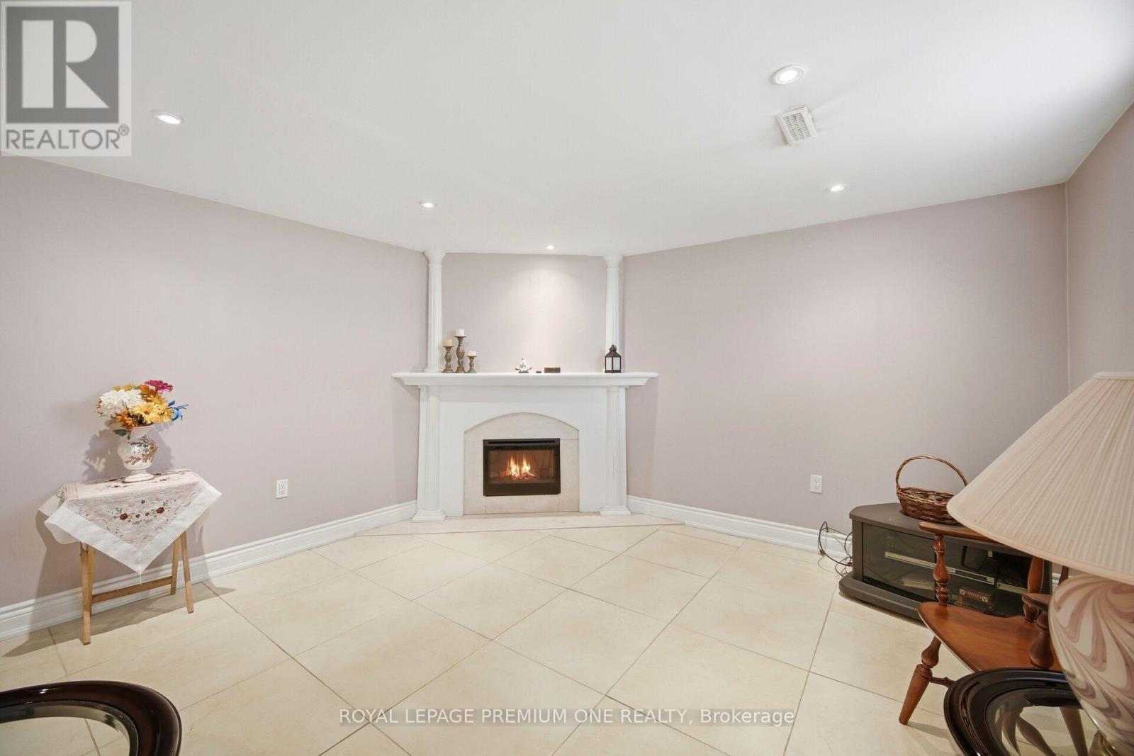 25 ISLAY COURT - 41