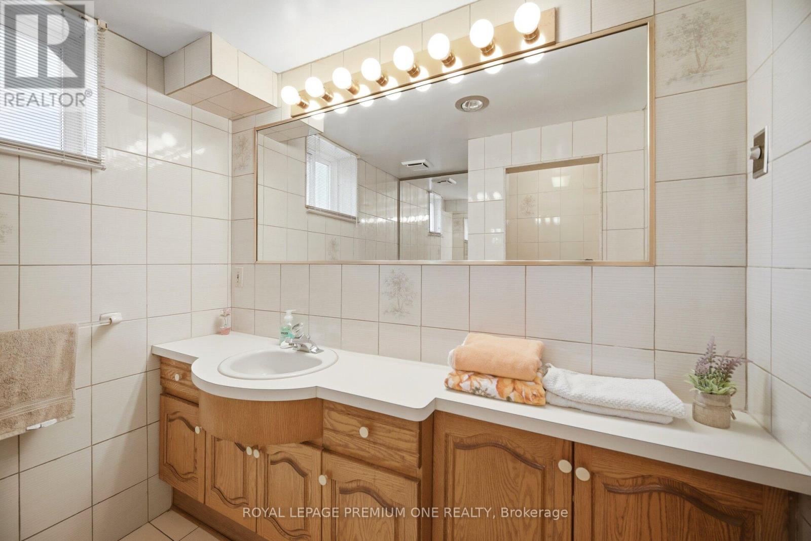 25 ISLAY COURT - 43
