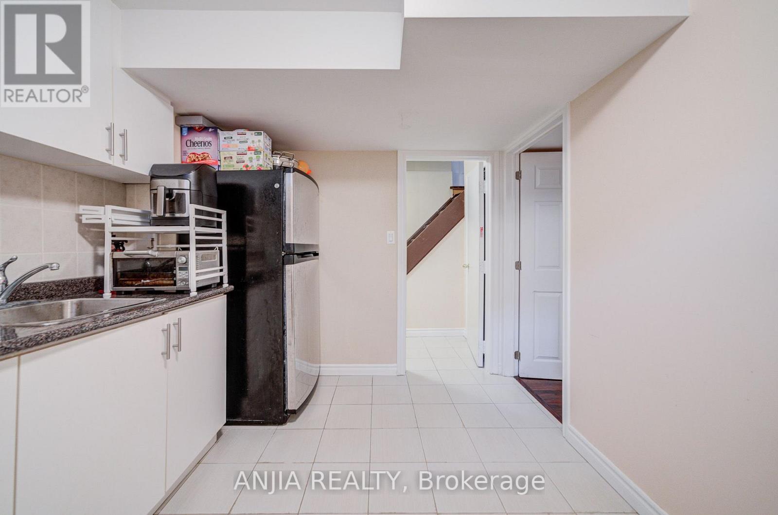 8 MARESFIELD DRIVE - 31