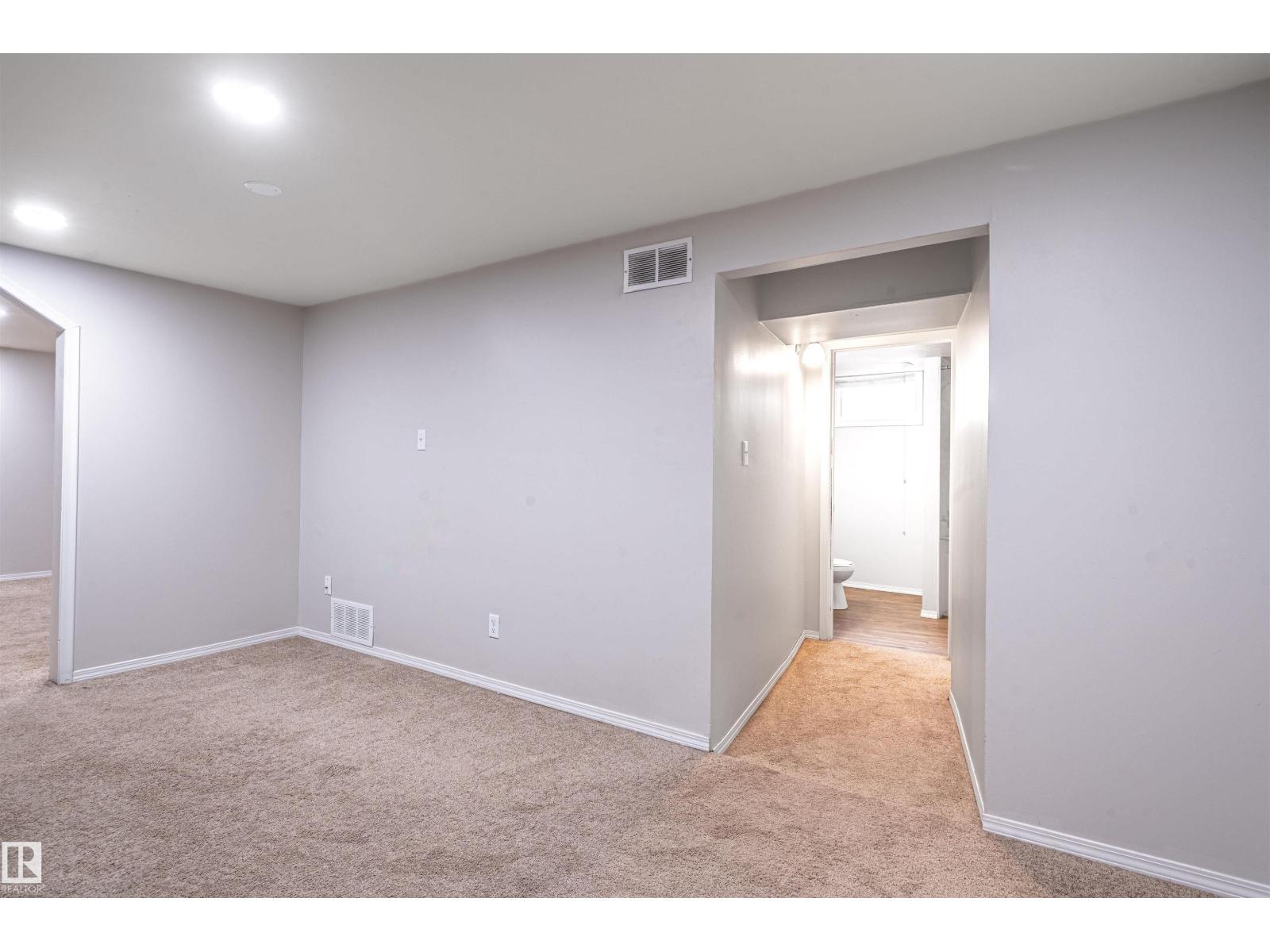 5207 103 AV NW - 52