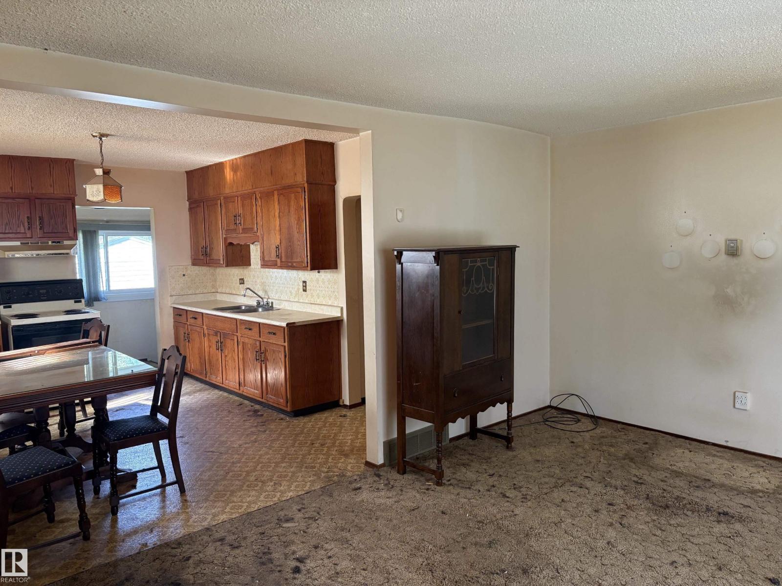11216 68 ST NW, Edmonton, Alberta, T5B1N5, Edmonton, Alberta — photo 5 of 5