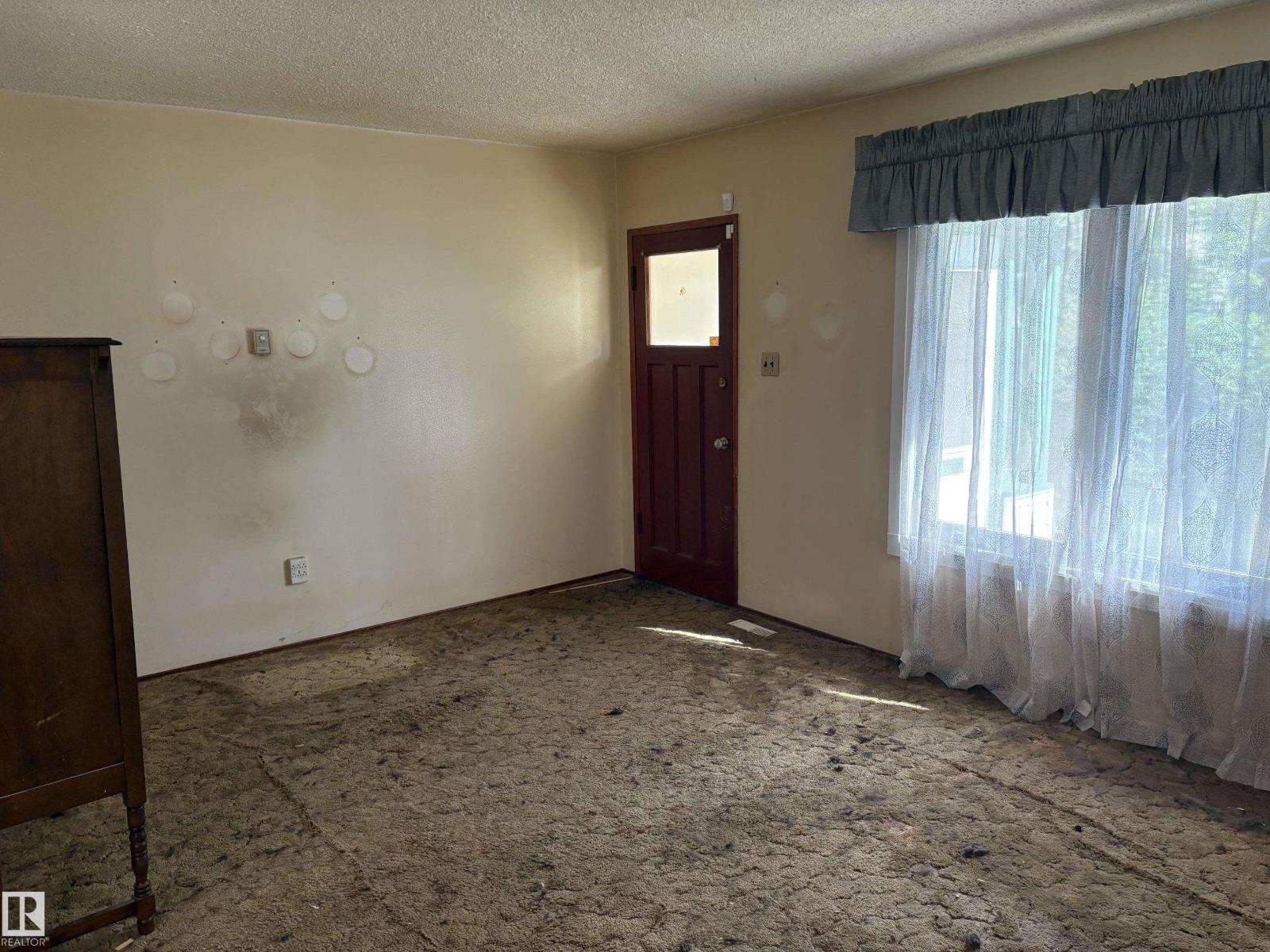 11216 68 ST NW, Edmonton, Alberta, T5B1N5, Edmonton, Alberta — photo 4 of 5