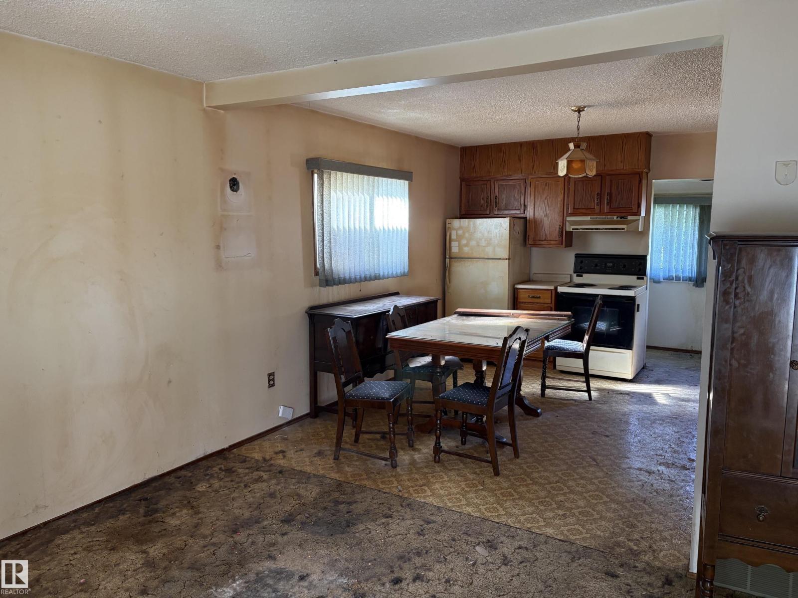 11216 68 ST NW, Edmonton, Alberta, T5B1N5, Edmonton, Alberta — photo 3 of 5