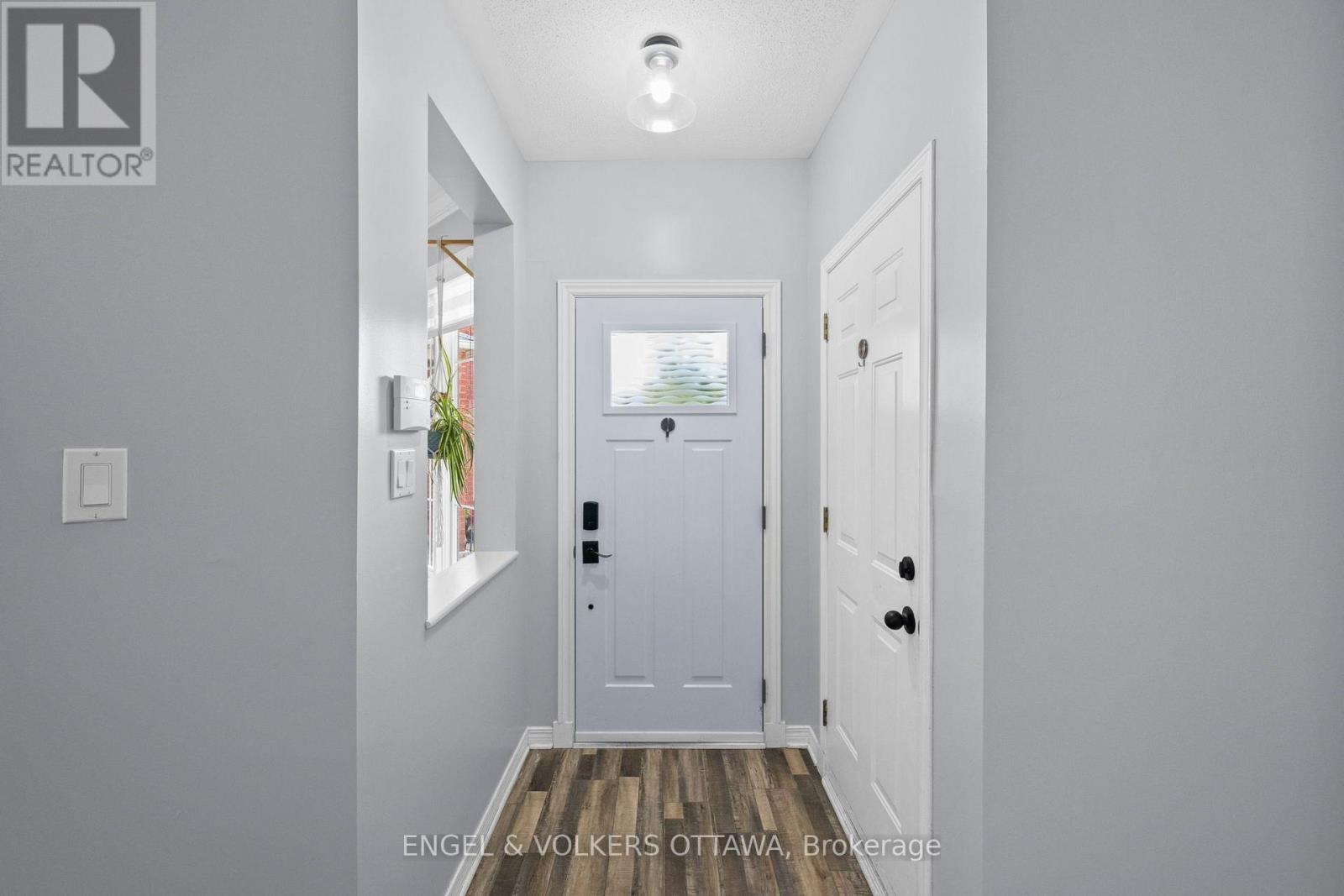 Large bright entrance with closets
