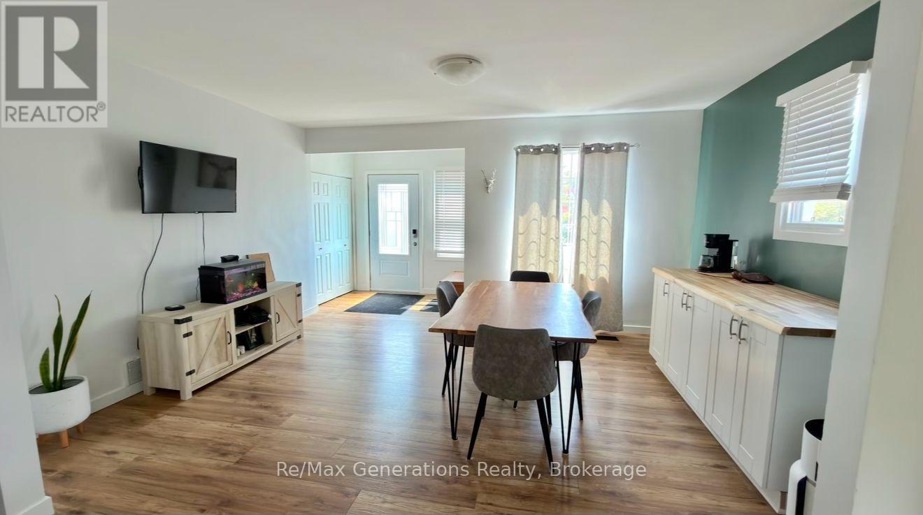 454 ALGOMA Street North, Thunder Bay (Shuniah), Ontario, P7A5B9, Thunder Bay (Shuniah), Ontario — photo 4 of 5