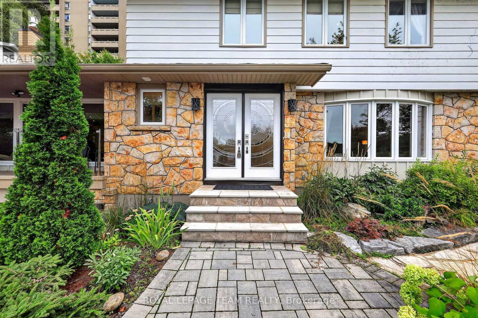 1958 NEEPAWA AVENUE - 3