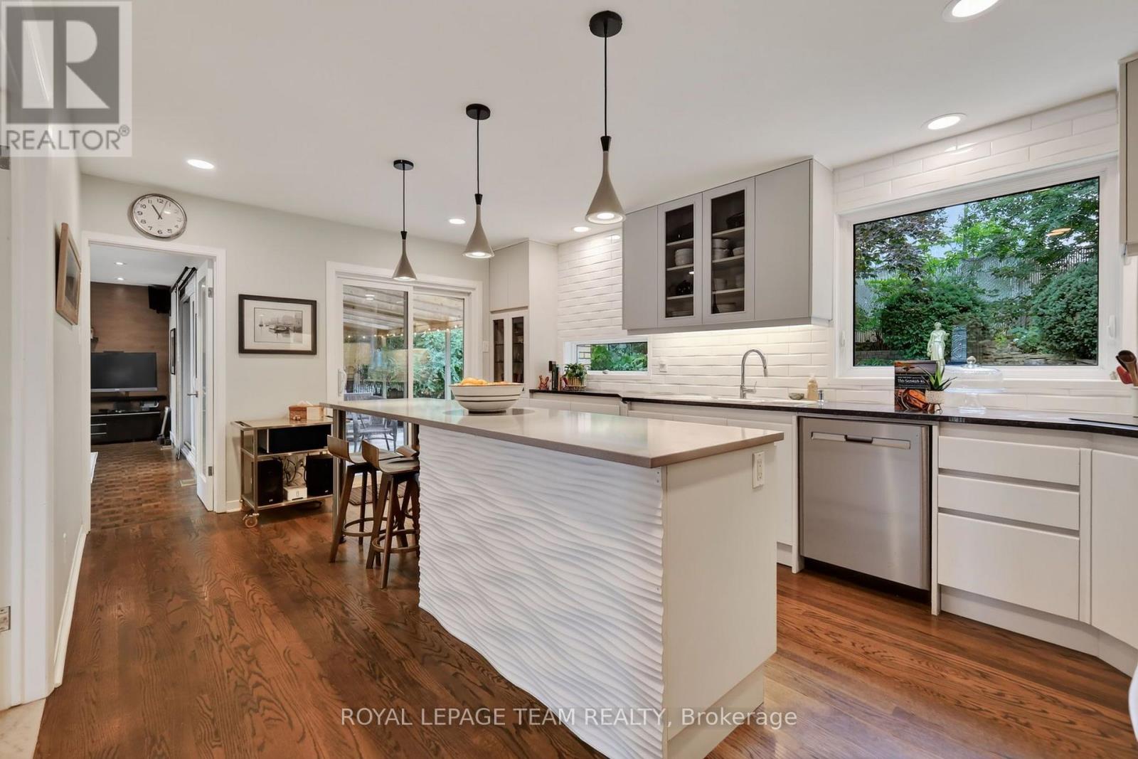 1958 NEEPAWA AVENUE - 8