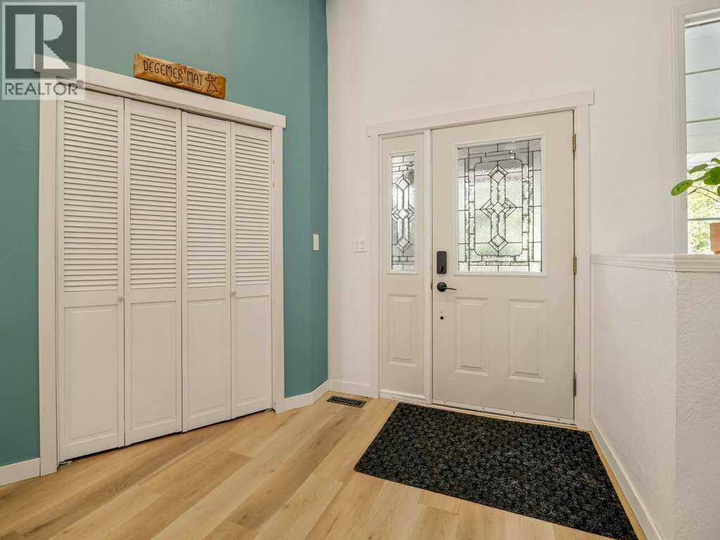 633 7 Street S - 3