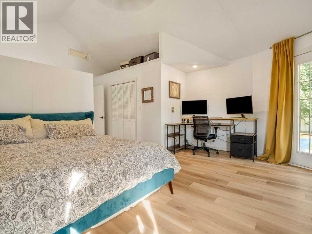 633 7 Street S - Image 33