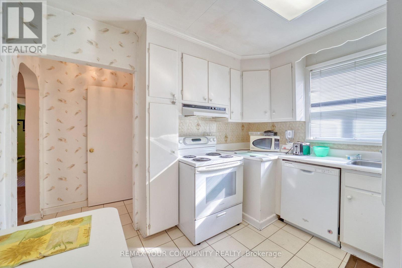 48 ALEXIS BOULEVARD - 18