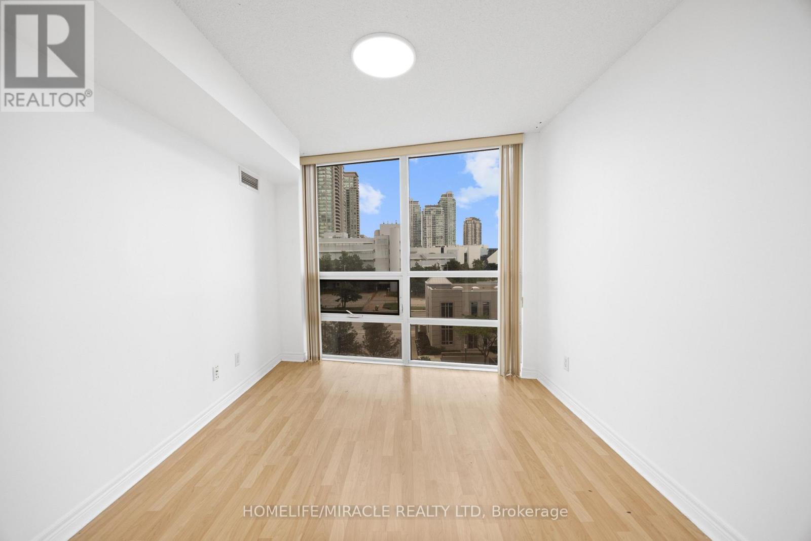 #410 83 BOROUGH DRIVE - 24