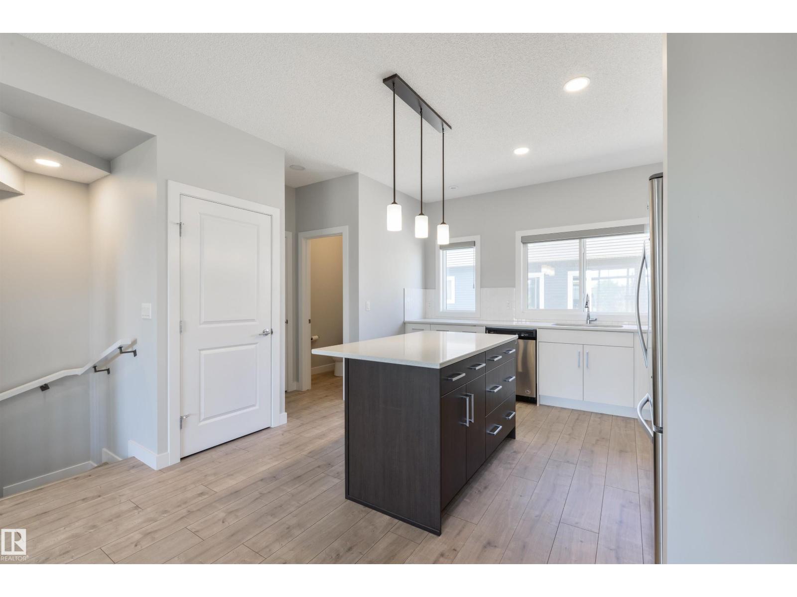 #3 11373 12 AV NW - 8