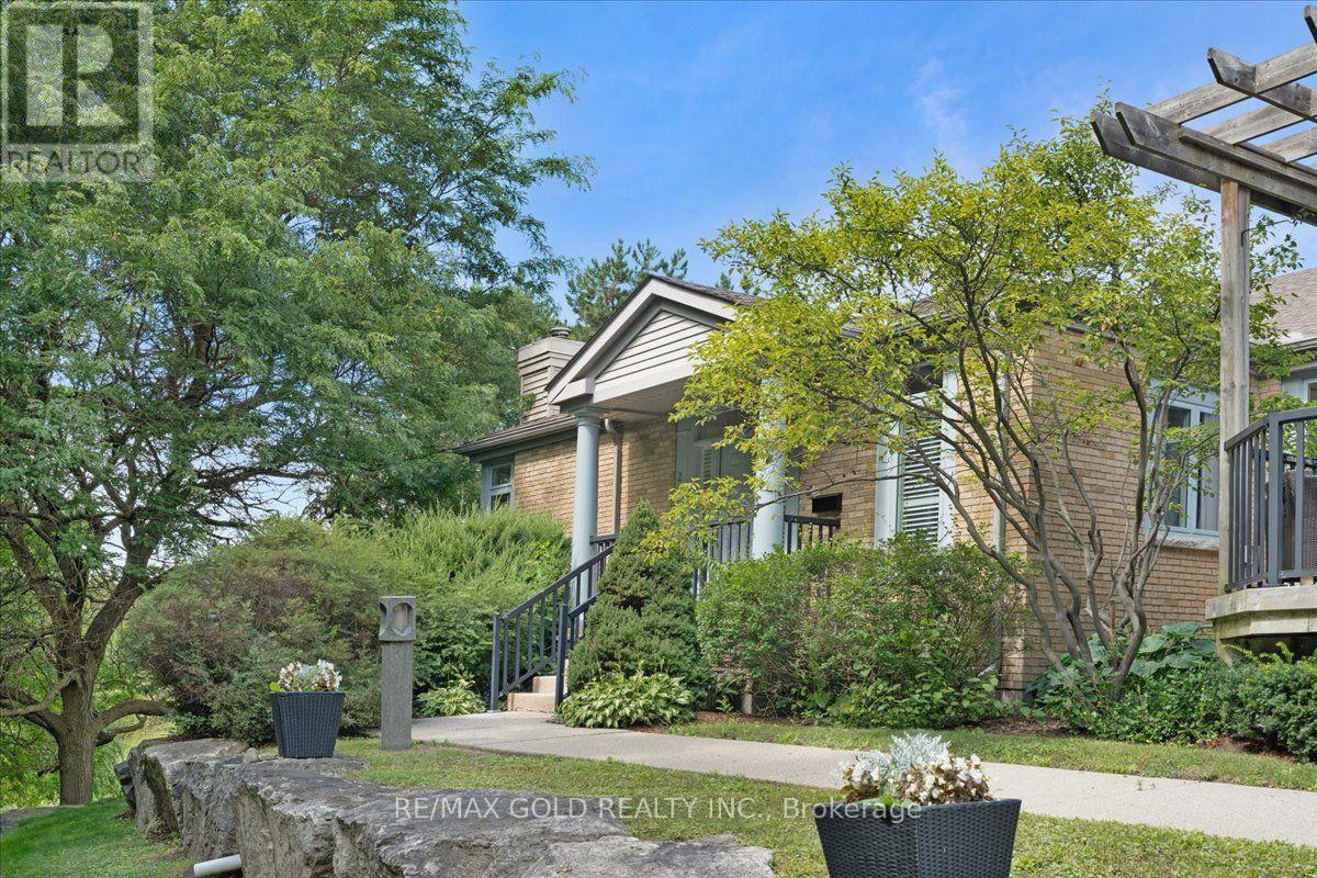 2 - 465 COLUMBIA STREET W — photo 2